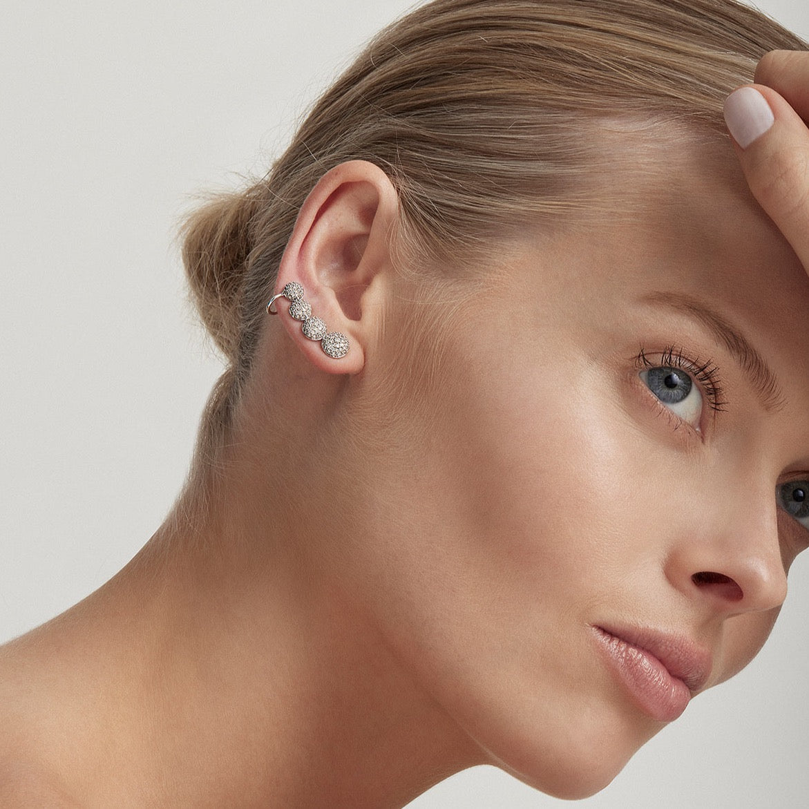 BLACK CAVIAR White Diamond Ear Cuff Single